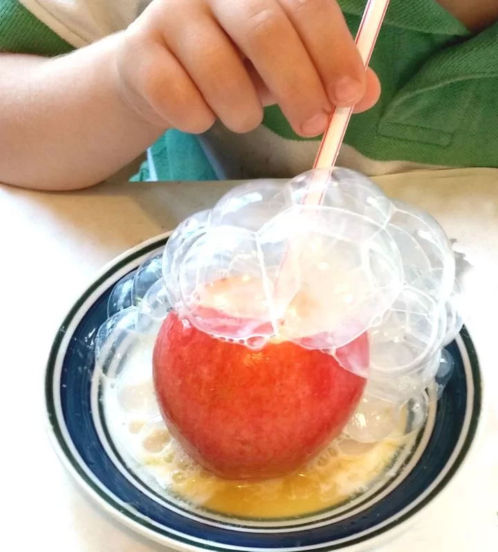  آزمایش علمی ، ایجاد حباب های در سیب