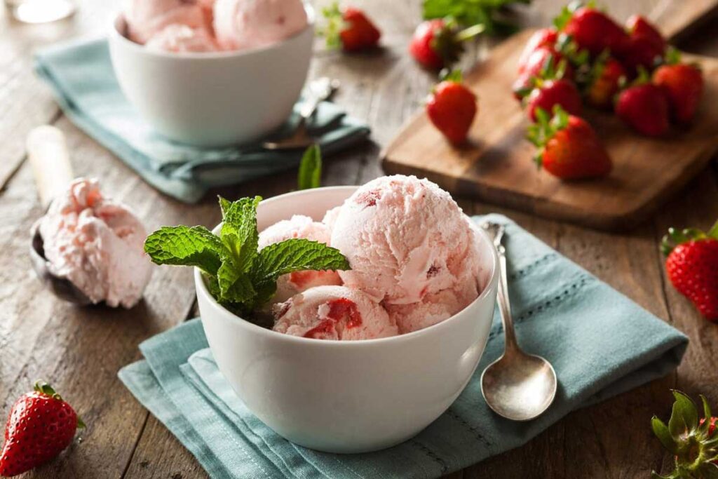 بستنی خانگی توت‌فرنگی