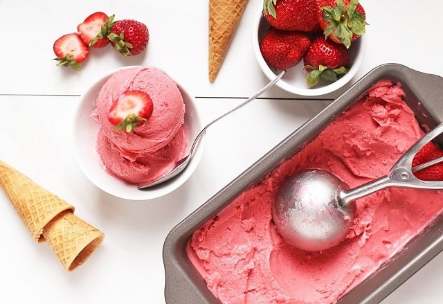 بستنی رژیمی موز و توت فرنگی