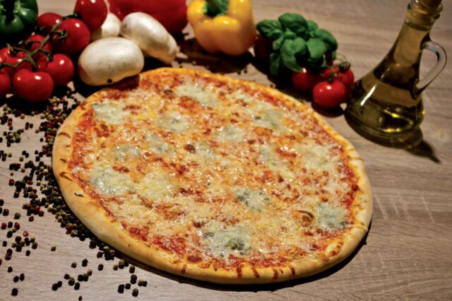 پیتزای معروف چهار پنیر یا «کوآتروفورماگی»