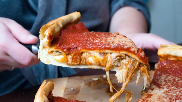 پیتزای ضخیم شیکاگو، سوغات معروف مهاجران ناپولی